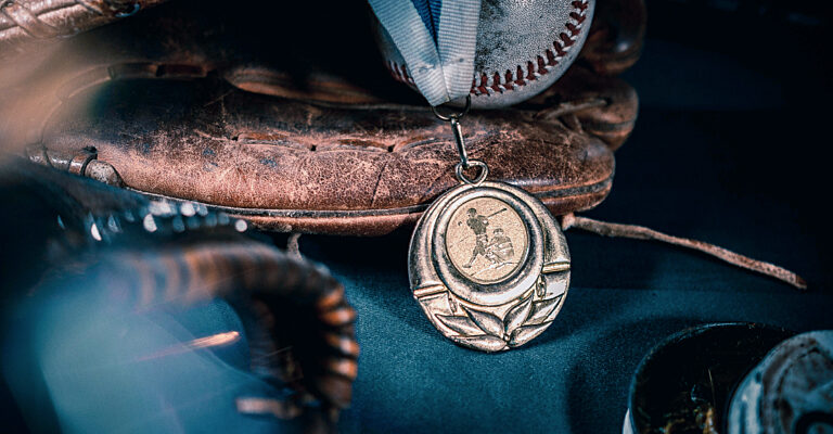 Baseballhandschuh mit Ball und Medaille in Nahaufnahme
