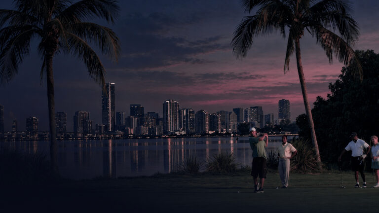Skyline mit Palmen in der Abenddämmerung