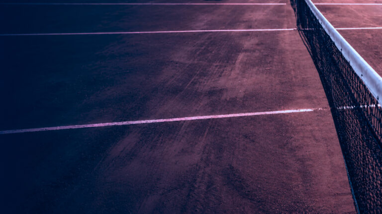 Dunkler Tennisplatz mit leuchtender Linie
