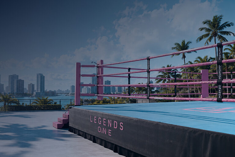 Tennisplatz am Wasser vor Skyline und Palmen